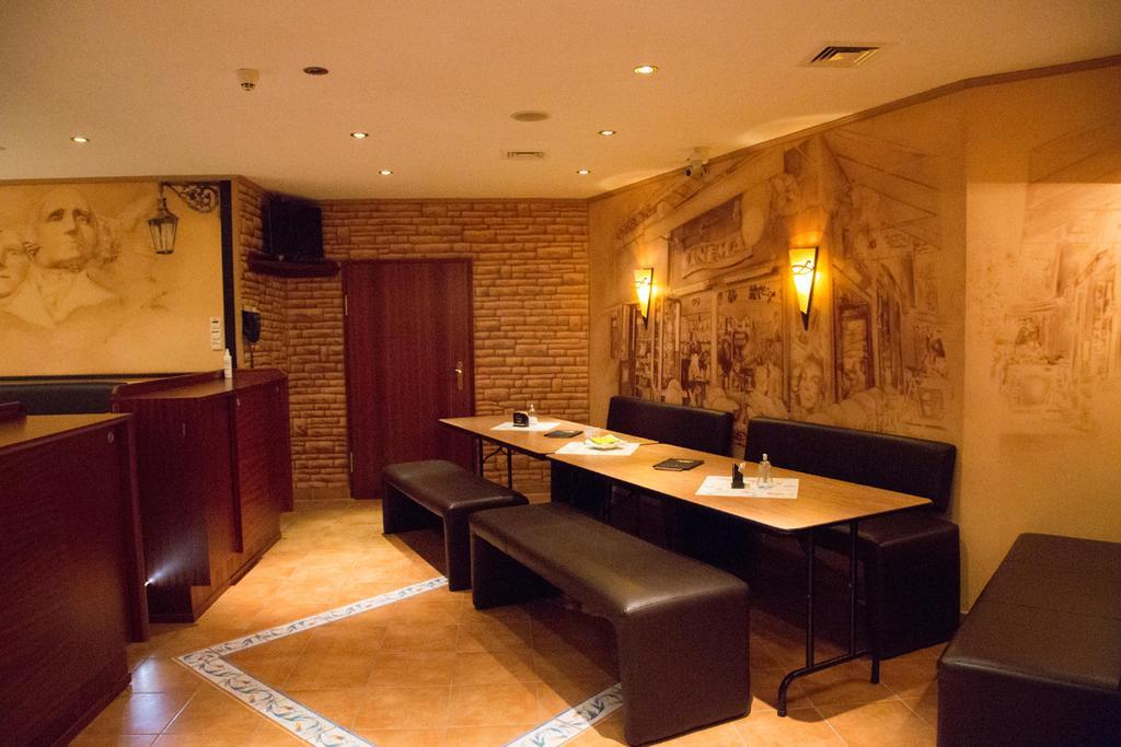 Hotel Reifenstein Kleinbartloff エクステリア 写真